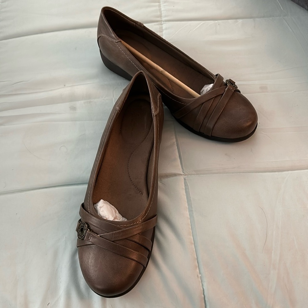 Never been worn Cloudwalker Giselle shoes. Women’s 10W. From Avenue.